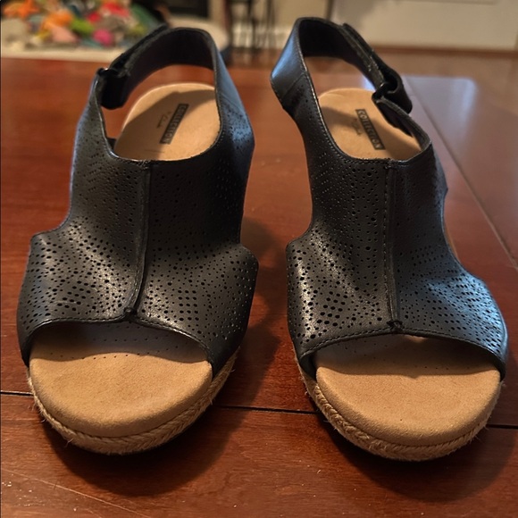 Size 8 Women’s Clarks Navy Sandals - Picture 2 of 4